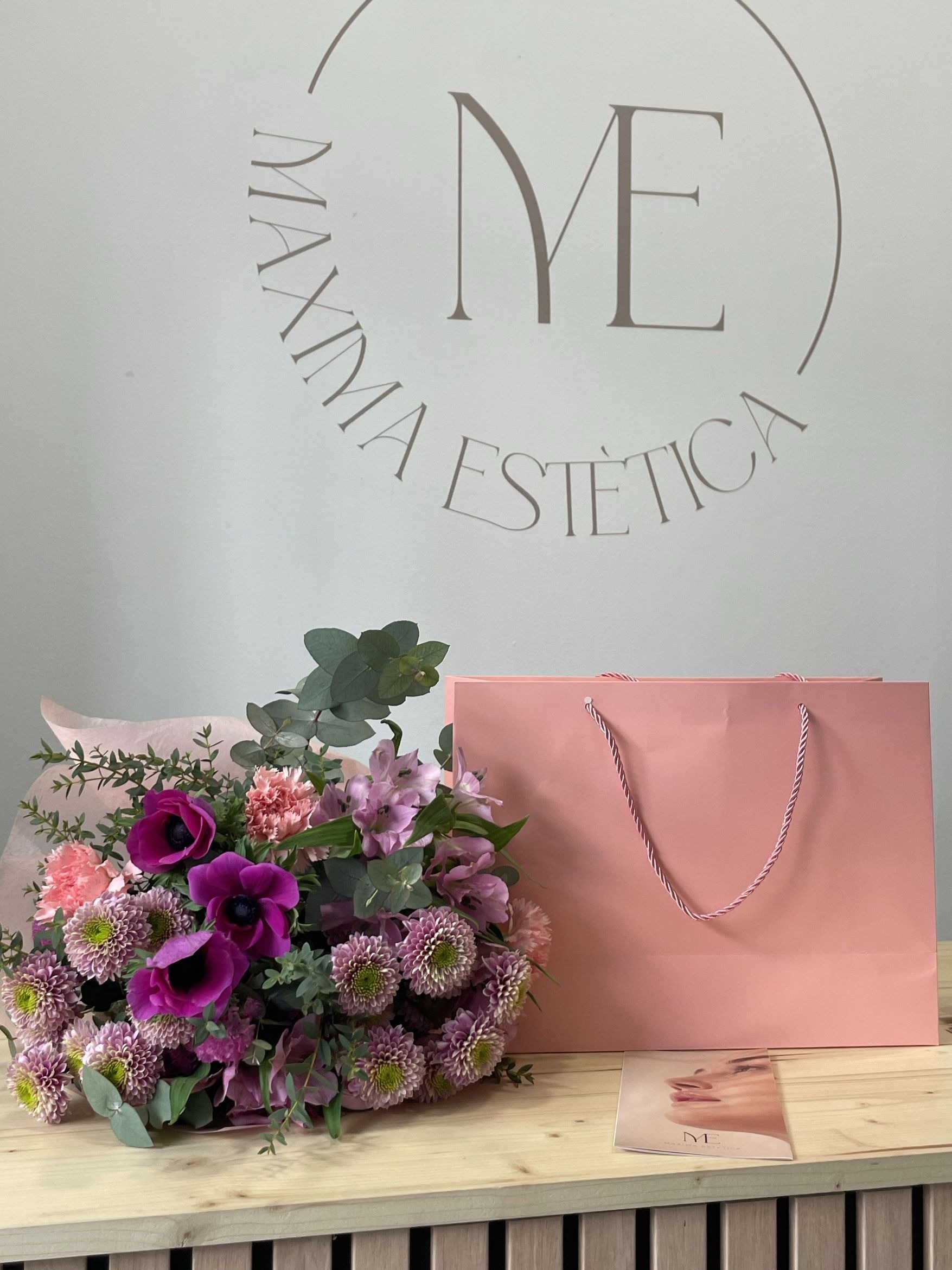 Flores y una bolsa de regalo del centro sobre el mostrador.