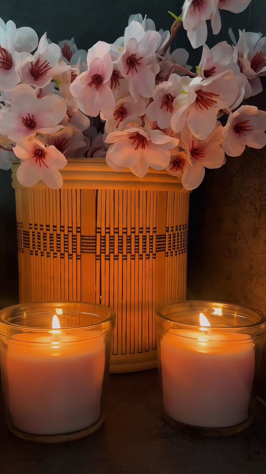 Velas encendidas y orquídeas en una de las cabinas.